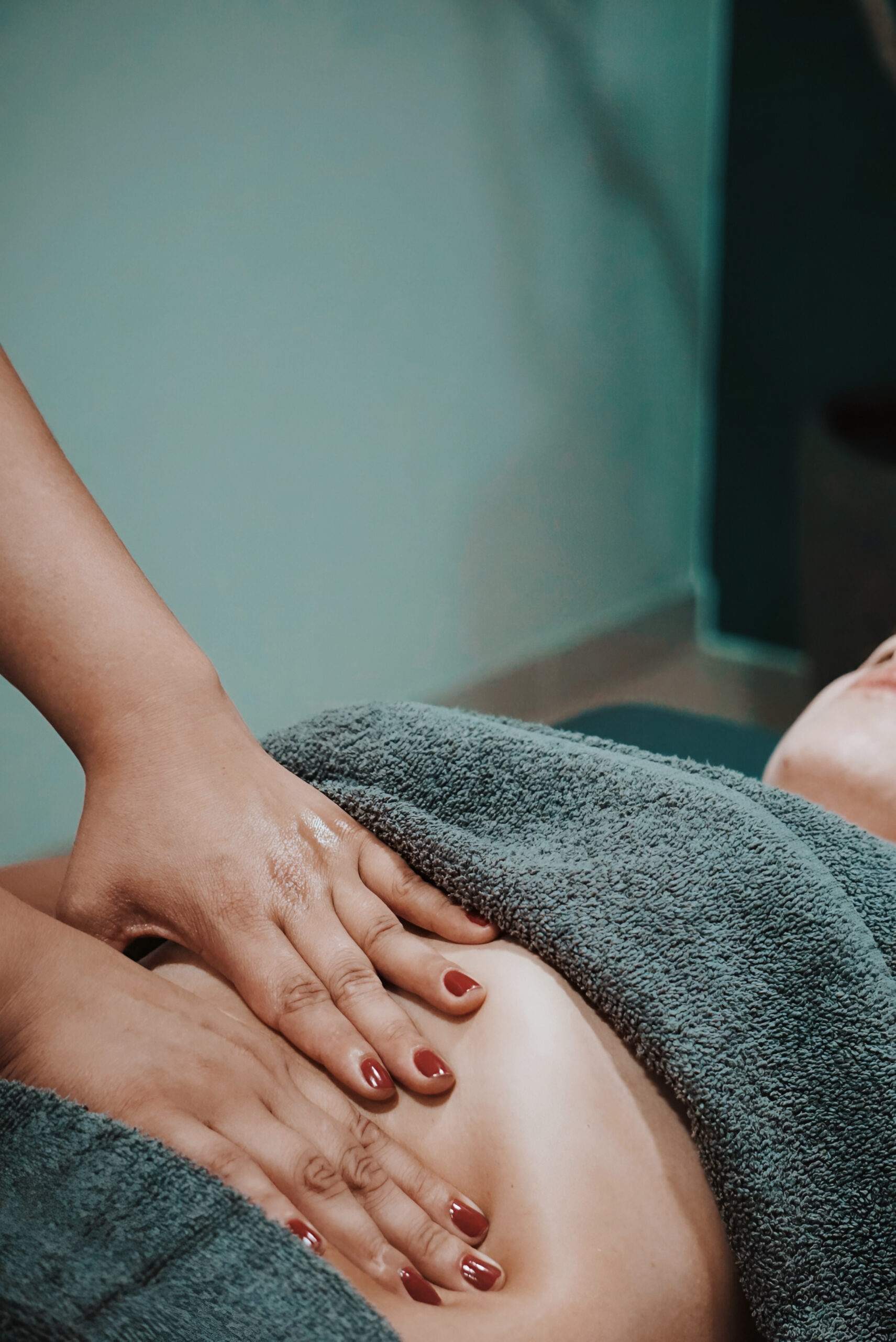 Mãos massajando barriga